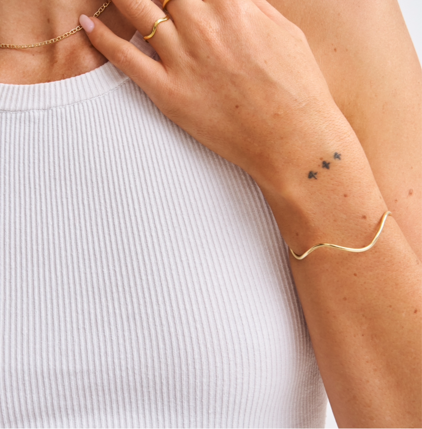 Wavy, adjustable bangle