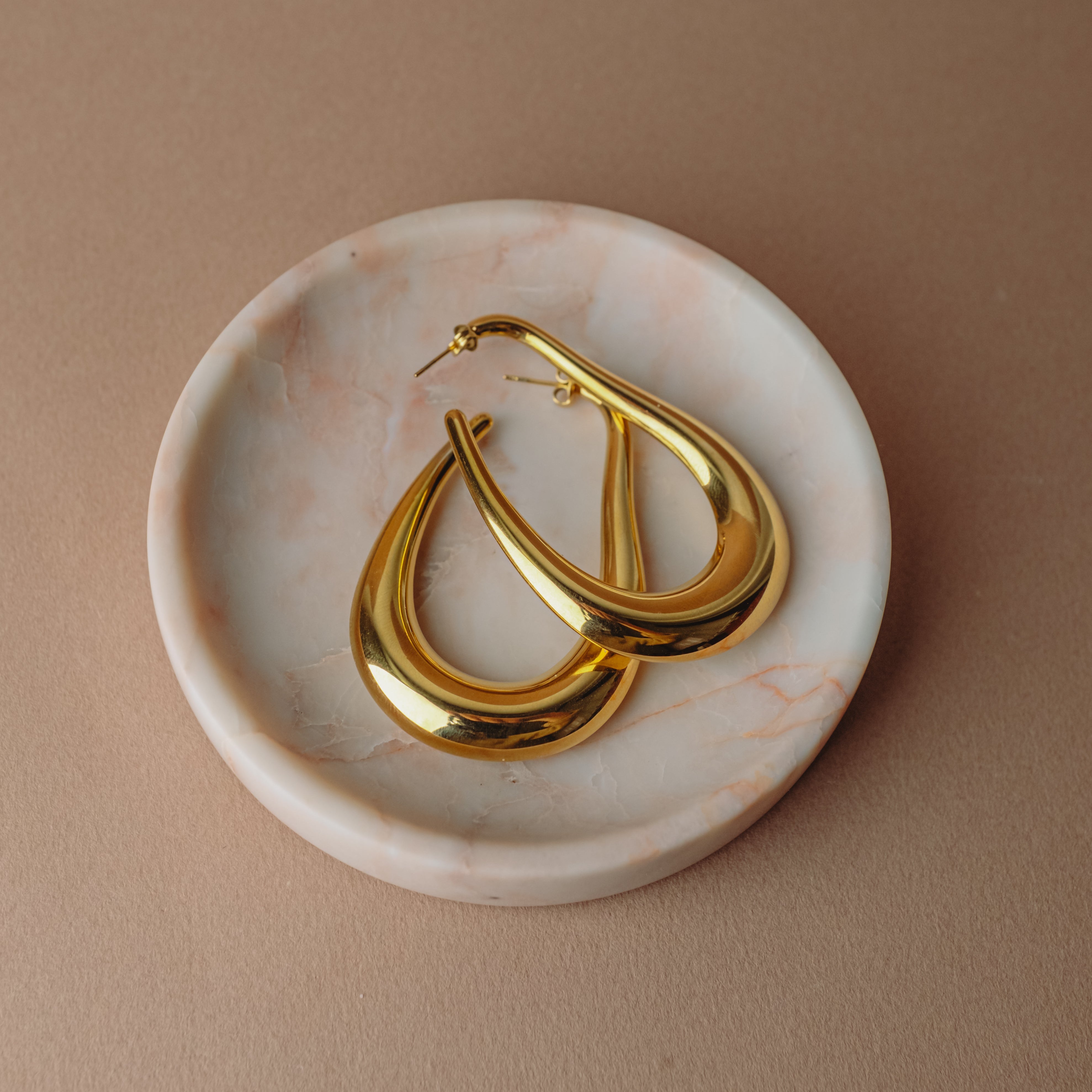 Ruben Drops in gold in a dish 