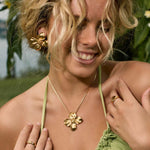 Tahiti resort wear | gold flower shape earrings 