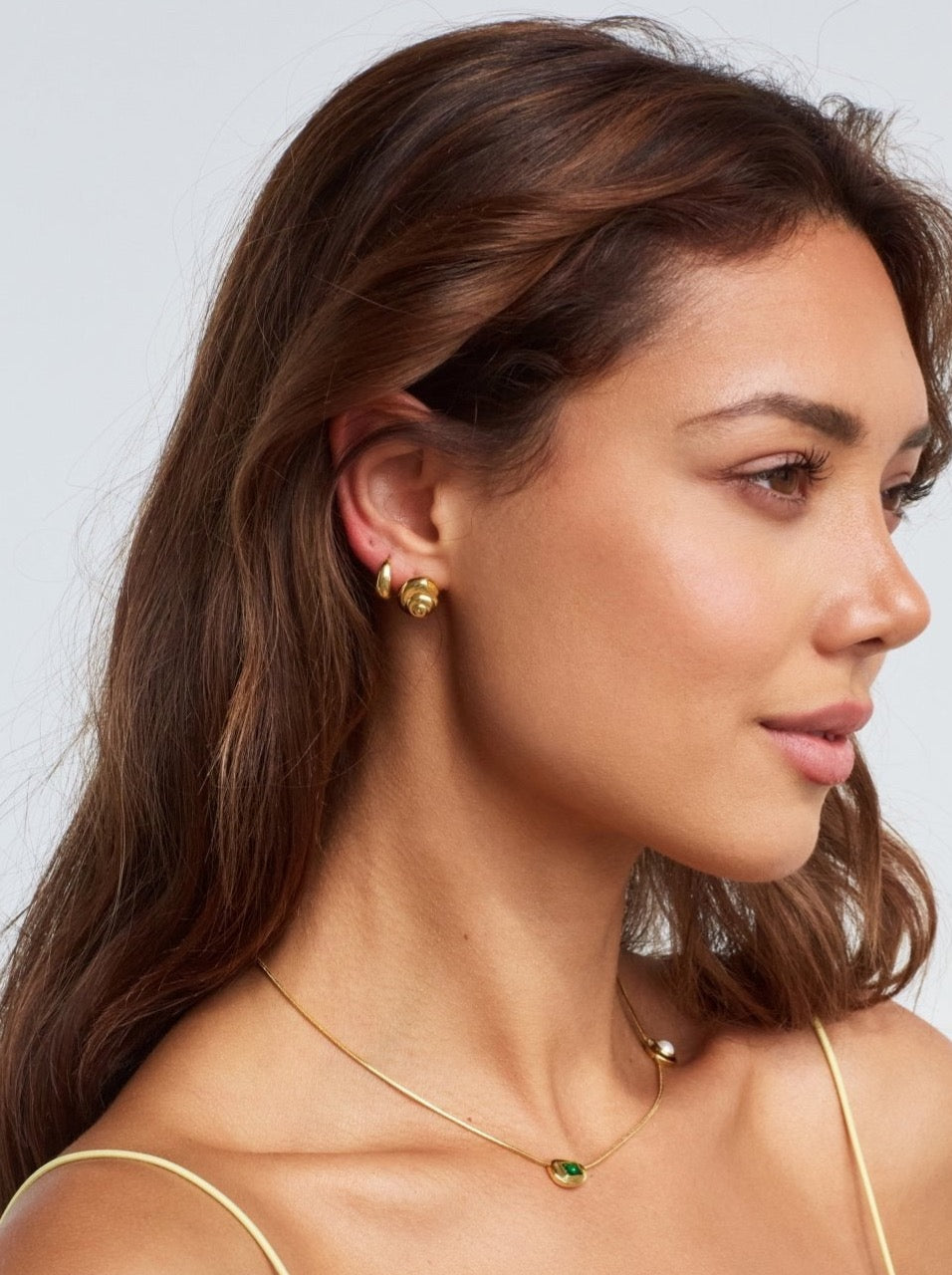 Round shell stud earrings